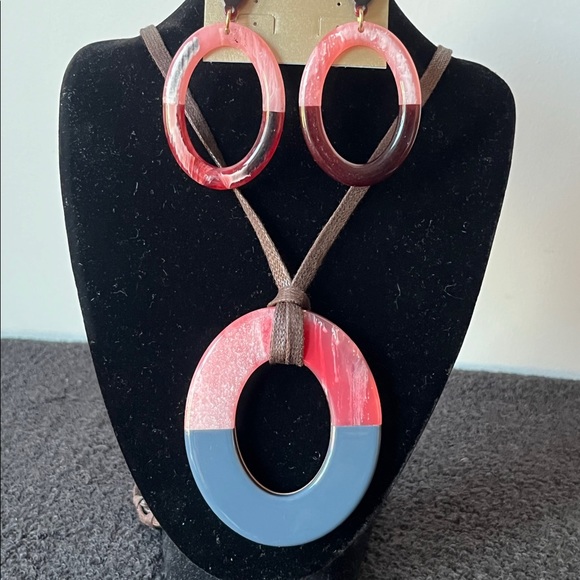 Resin 2 Tone Oval on Fabric Cord - Picture 4 of 5